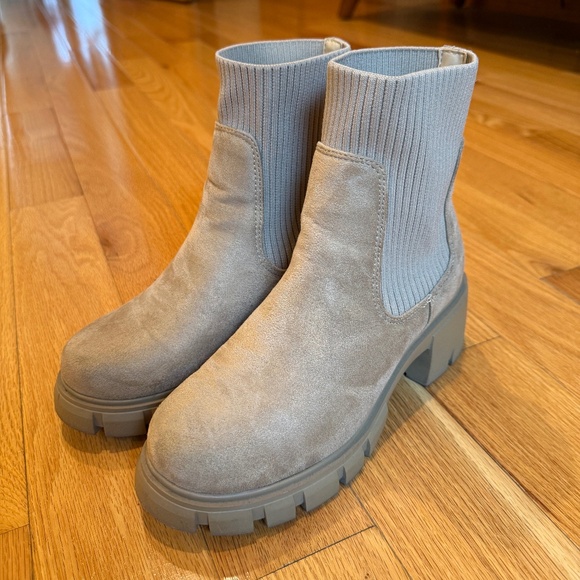 Universal Thread Boots - Picture 1 of 3